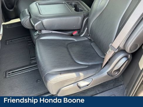 Used 2025 Kia Carnival FWD image 13