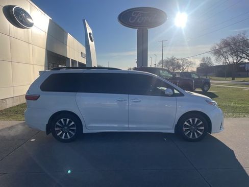 Used 2020 Toyota Sienna XLE image 4