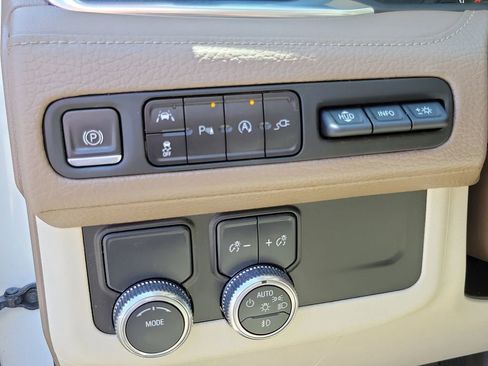Used 2021 GMC Yukon XL Denali w/ Denali Premium Package RWD image 19