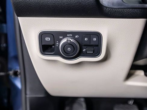 Used 2022 Mercedes-Benz GLB 250 w/ Premium Package Lite image 32