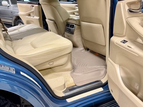 Used 2010 Lexus LX 570 4WD w/ Luxury Pkg image 25