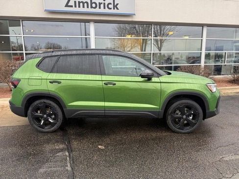 New 2026 Volkswagen Taos SE AWD/4WD image 2