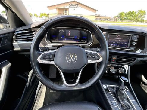 Used 2024 Volkswagen Jetta SE FWD image 5
