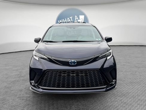 Used 2025 Toyota Sienna XSE w/ XSE Plus Package AWD/4WD image 9