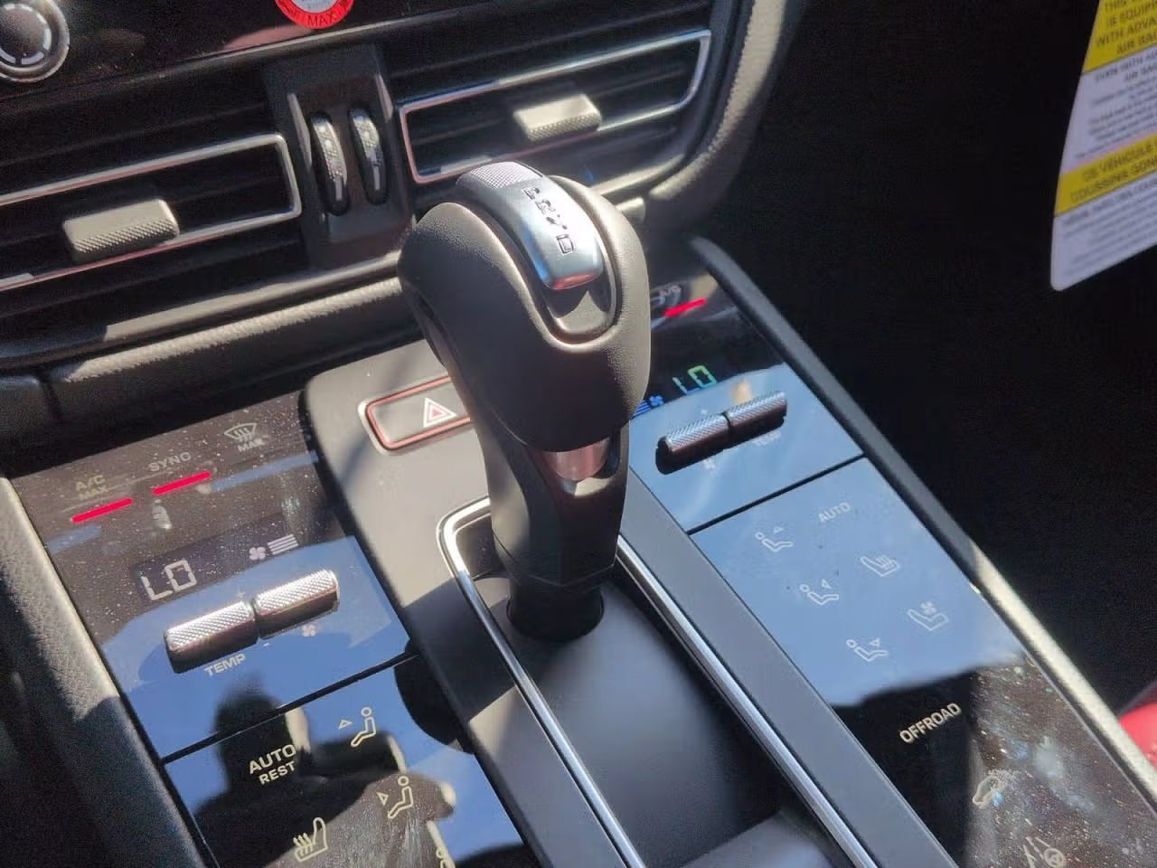 Certified 2026 Porsche Macan AWD/4WD image 18