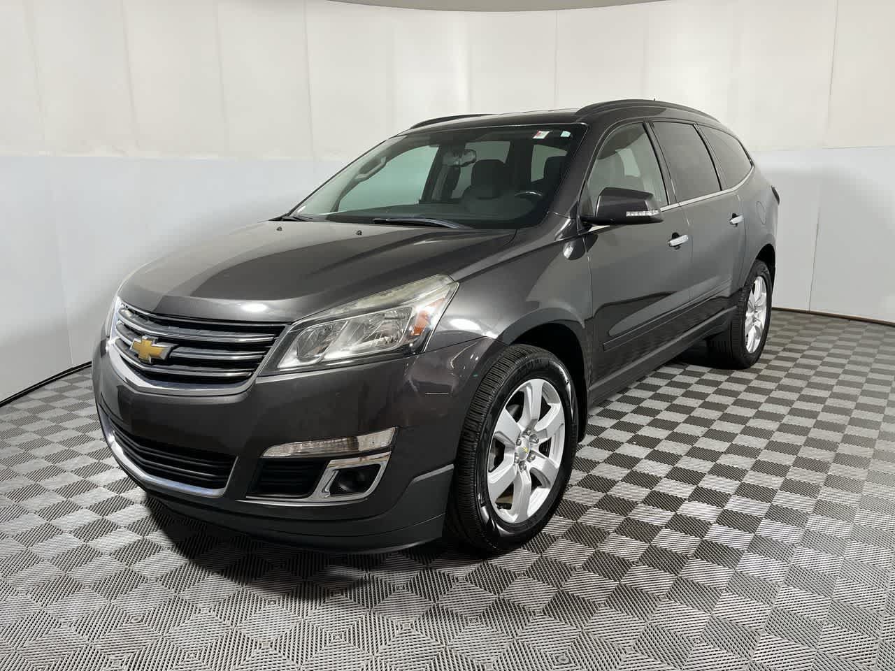 Used 2017 Chevrolet Traverse LT w/ Style and Technology Package FWD image 4