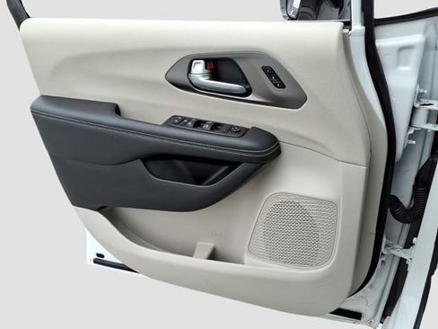 Used 2024 Chrysler Pacifica Touring-L image 25