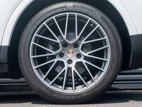 Certified 2023 Porsche Cayenne AWD/4WD image 13