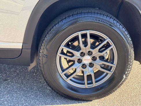 Used 2025 GMC Acadia Elevation image 9