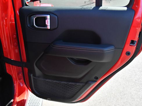 Used 2025 Jeep Wrangler Sahara image 43