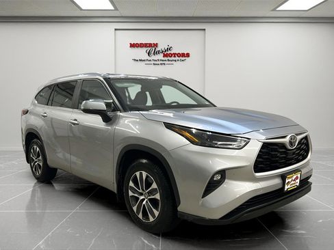 Used 2024 Toyota Highlander XLE image 1