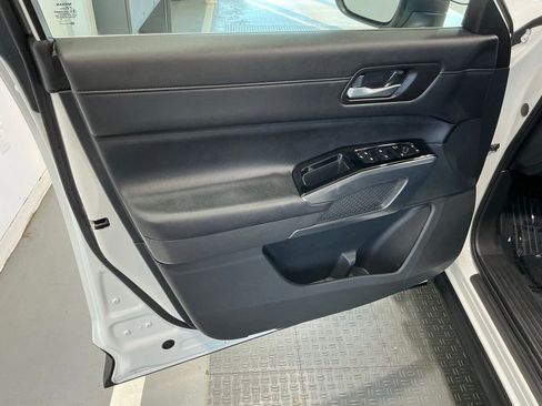 Used 2024 Nissan Pathfinder SL AWD/4WD image 36