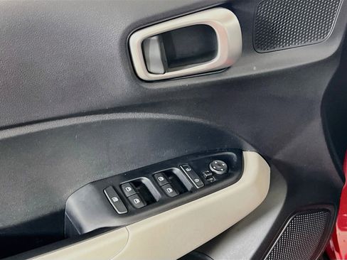 Used 2023 Hyundai Venue SEL FWD image 17