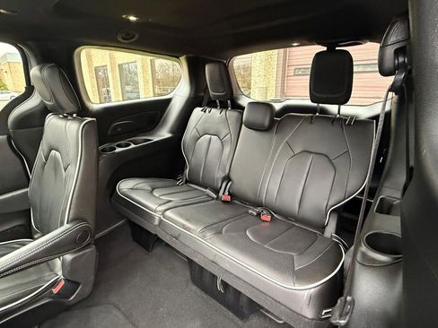 Used 2026 Chrysler Pacifica Limited image 22