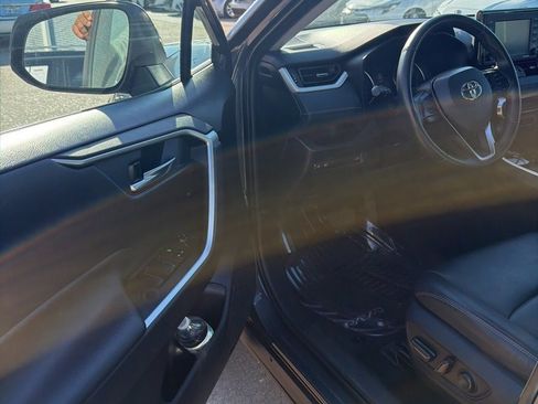 Used 2020 Toyota RAV4 XLE Premium image 5
