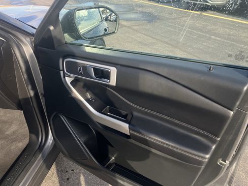 Used 2023 Ford Explorer XLT w/ Equipment Group 202A image 9