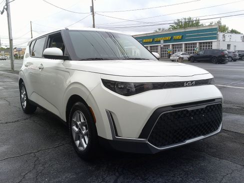 Used 2023 Kia Soul LX w/ Option Group 015 FWD image 7
