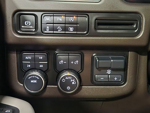 Used 2024 Chevrolet Tahoe Z71 w/ Luxury Package AWD/4WD image 43