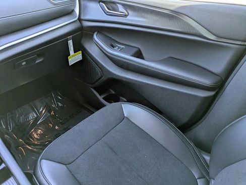 New 2025 Jeep Grand Cherokee Altitude image 15