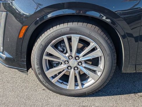 Used 2025 Cadillac XT6 Premium Luxury image 8