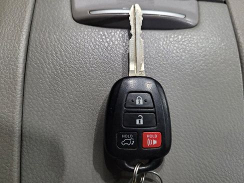 Used 2019 Toyota Highlander Plus AWD/4WD image 32