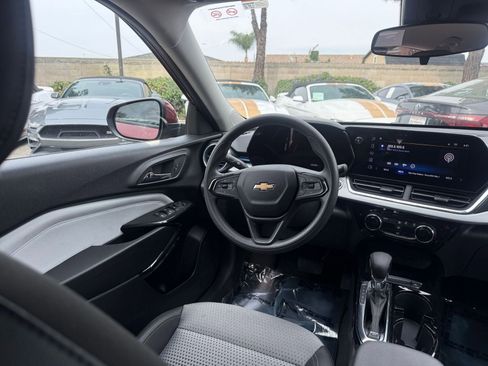 Used 2025 Chevrolet Trax LT image 31