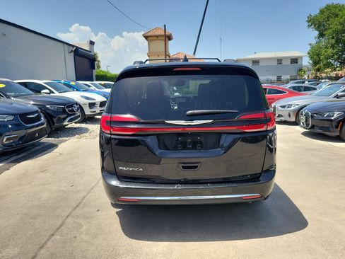Used 2022 Chrysler Pacifica Touring-L FWD image 4