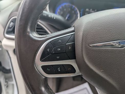 Used 2017 Chrysler Pacifica Touring-L FWD image 11