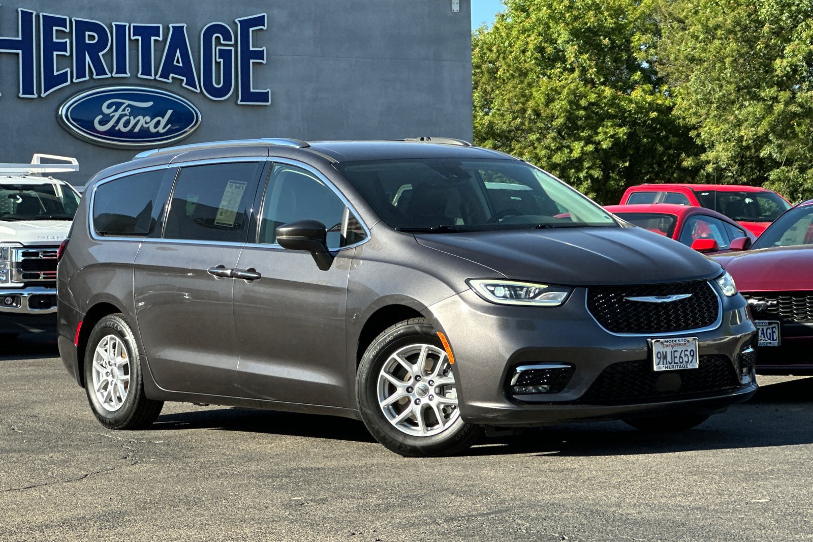 Used 2021 Chrysler Pacifica Touring-L FWD image 1
