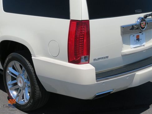 Used 2014 Cadillac Escalade ESV Platinum AWD/4WD image 17