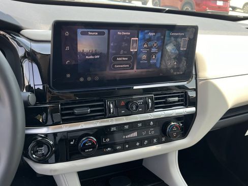 Used 2026 Nissan Pathfinder SL FWD image 9
