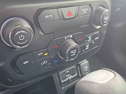 Used 2019 Jeep Renegade Altitude w/ Quick Order Package 2XM FWD image 12