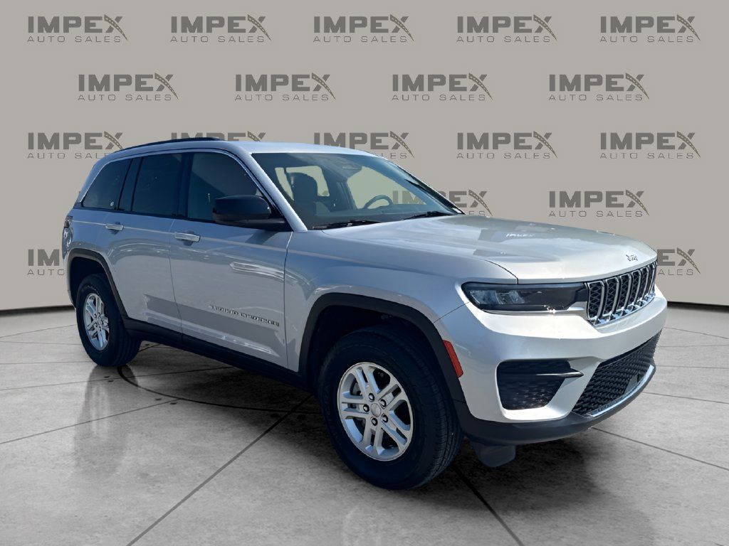 Used 2024 Jeep Grand Cherokee Laredo AWD/4WD image 7