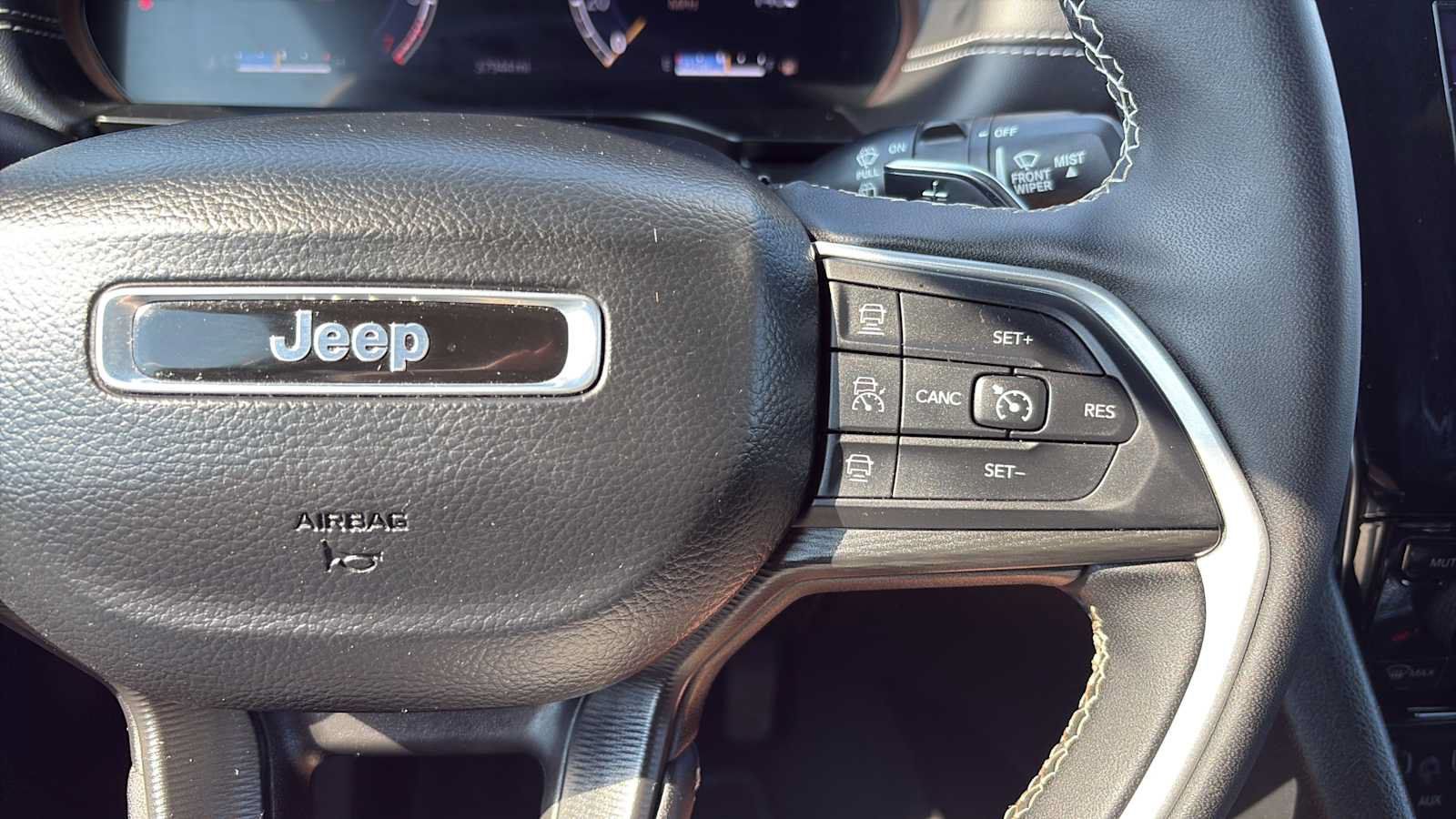 Used 2025 Jeep Grand Cherokee Altitude AWD/4WD image 15