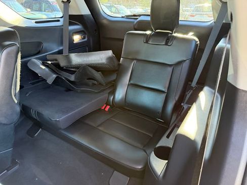 Used 2022 Ford Explorer XLT w/ Equipment Group 202A image 7