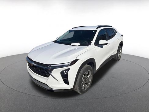 Used 2025 Chevrolet Trax LT w/ LT Convenience Package image 3