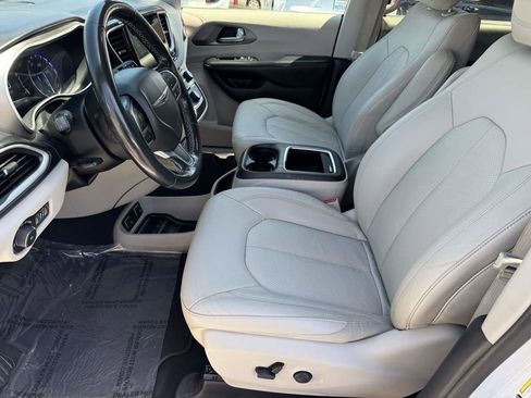 Used 2021 Chrysler Pacifica Touring-L FWD image 27