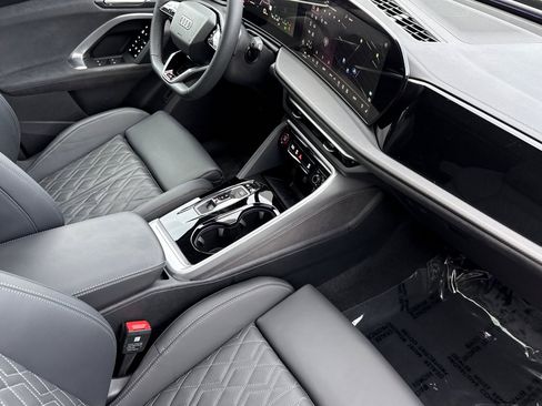 Used 2025 Audi SQ5 Premium Plus w/ Premium Plus Package image 15