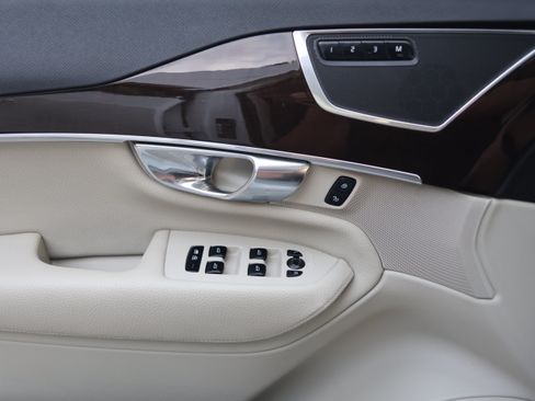 Used 2019 Volvo XC90 T6 Momentum w/ Protection Package Premier AWD/4WD image 12