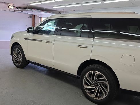 New 2026 Lincoln Navigator Reserve AWD/4WD image 10