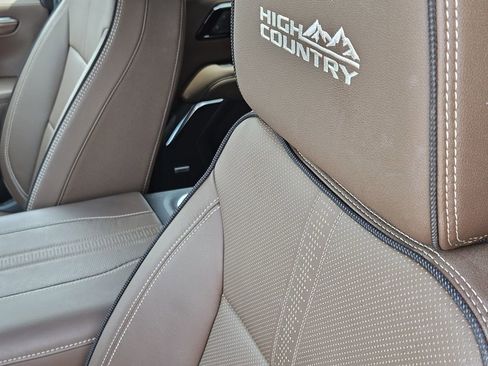 Used 2025 Chevrolet Suburban High Country AWD/4WD image 30