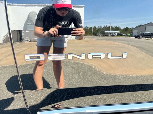 Used 2022 GMC Yukon XL Denali image 32