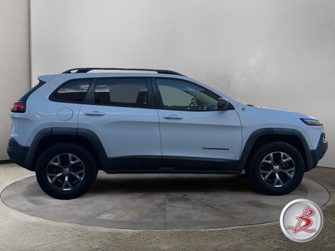 Used 2018 Jeep Cherokee Trailhawk w/ Cold Weather Group AWD/4WD image 8