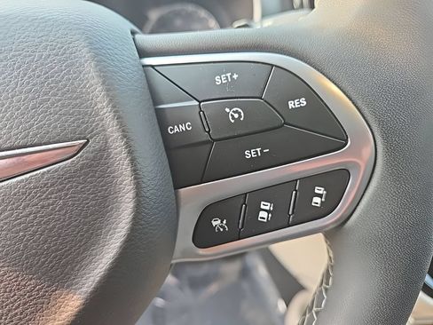 Used 2023 Chrysler Pacifica Touring-L FWD image 19