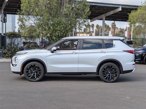 Used 2022 Mitsubishi Outlander SE image 6