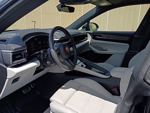 Certified 2025 Porsche Macan 4S Electric AWD/4WD image 4