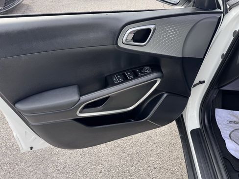 Used 2025 Kia Soul LX image 14
