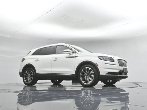 Used 2023 Lincoln Nautilus Reserve w/ Luxury Package AWD/4WD image 3