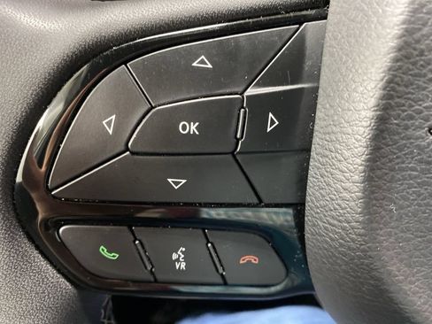 Used 2025 Chrysler Pacifica Limited FWD image 19