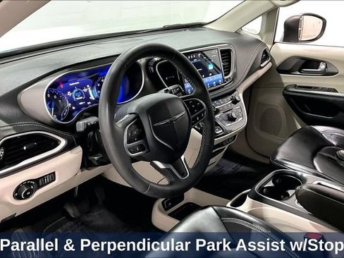 Used 2023 Chrysler Pacifica Touring-L AWD/4WD image 23